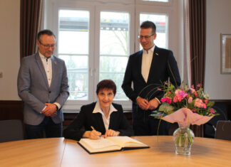 Sylvia Höhfeld war auf Einladung von Bürgermeister Christoph Schultz ins Rathaus gekommen, um sich ins Goldene Buch der Stadt Erkrath einzutragen. Foto: Stadt Erkrath