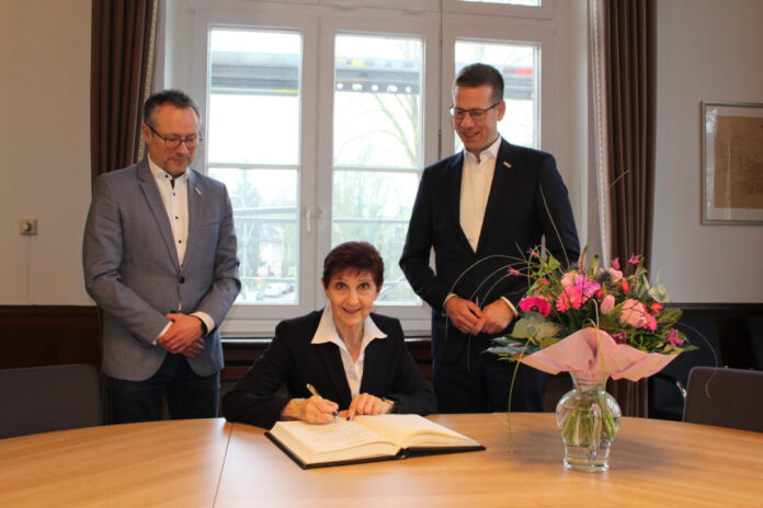 Sylvia Höhfeld war auf Einladung von Bürgermeister Christoph Schultz ins Rathaus gekommen, um sich ins Goldene Buch der Stadt Erkrath einzutragen. Foto: Stadt Erkrath