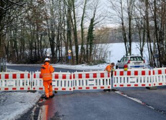 Aus Sicherheitsgründen wurden Straßenbereich gesperrt, um eine Sicherungszone einzurichten. Foto: Kling