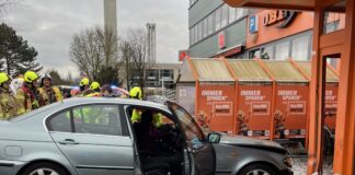 Der Unfallwagen vor dem Baumarkt. Foto: Polizei