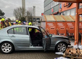 Der Unfallwagen vor dem Baumarkt. Foto: Polizei