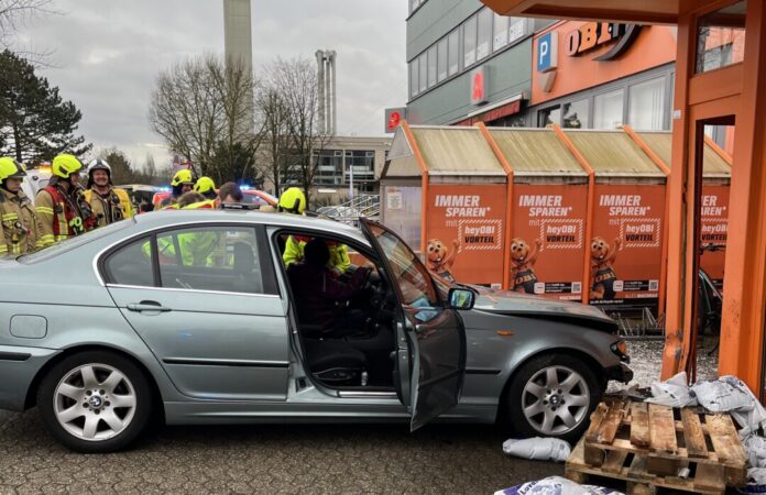 Der Unfallwagen vor dem Baumarkt. Foto: Polizei