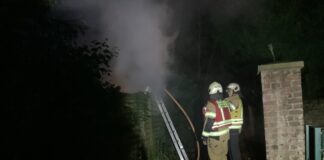 Die Feuerwehr musste sich erst einen Zugang zu dem Gelände verschaffen. Foto: FW Mettmann