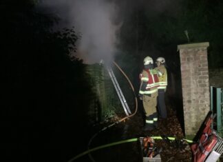 Die Feuerwehr musste sich erst einen Zugang zu dem Gelände verschaffen. Foto: FW Mettmann