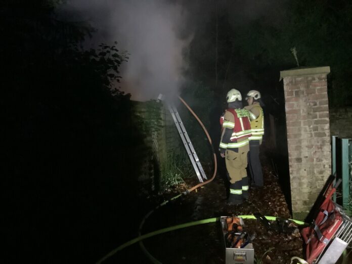 Die Feuerwehr musste sich erst einen Zugang zu dem Gelände verschaffen. Foto: FW Mettmann