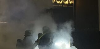 Einsatzkräfte der Ratinger Feuerwehr bei der Brandbekämpfung unter Atemschutz. Foto: FW Ratingen