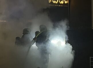 Einsatzkräfte der Ratinger Feuerwehr bei der Brandbekämpfung unter Atemschutz. Foto: FW Ratingen