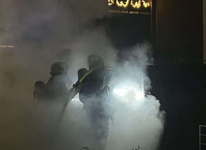 Einsatzkräfte der Ratinger Feuerwehr bei der Brandbekämpfung unter Atemschutz. Foto: FW Ratingen