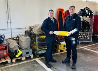 Übergabe der gespendeten Ausrüstungsgegenstände an Herrn Pohl von Meckenheim hilft durch Stefan Longerich. Foto: FW Haan