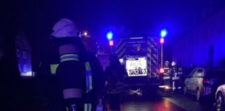 Die Hattinger Feuerwehr rettete einen Bewohner. Foto: Jens Herkströter