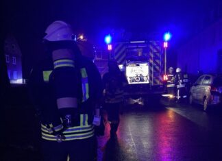 Die Hattinger Feuerwehr rettete einen Bewohner. Foto: Jens Herkströter