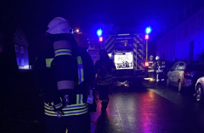 Die Hattinger Feuerwehr rettete einen Bewohner. Foto: Jens Herkströter