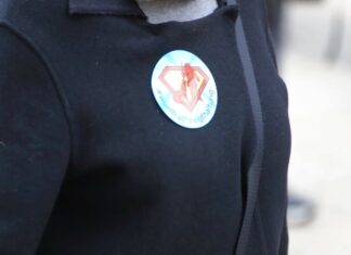 Ein Aufkleber mit der Botschaft " Wülfrath zeigt Haltung". Foto: Volkmann