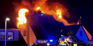 Das Haus stand im Dachbereich in Flammen. Foto: FW Heiligenhaus