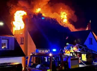 Das Haus stand im Dachbereich in Flammen. Foto: FW Heiligenhaus