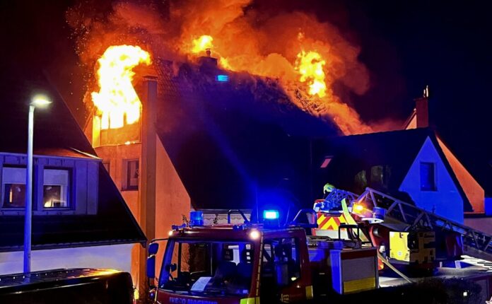 Das Haus stand im Dachbereich in Flammen. Foto: FW Heiligenhaus