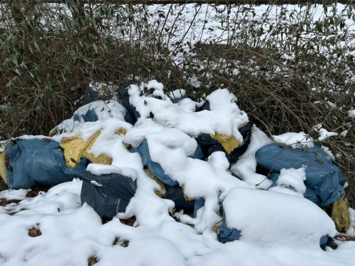 In der Nähe der Brücke am Sandfeld in Dornap wurden die Säcke illegal entsorgt. Foto: Regiobahn