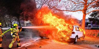 Ein brennendes Auto löste einen Feuerwehreinsatzbaus. Foto: FW Ratingen