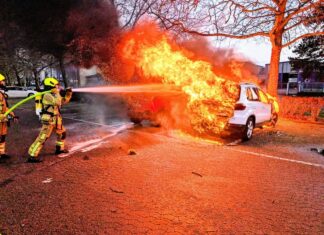 Ein brennendes Auto löste einen Feuerwehreinsatzbaus. Foto: FW Ratingen