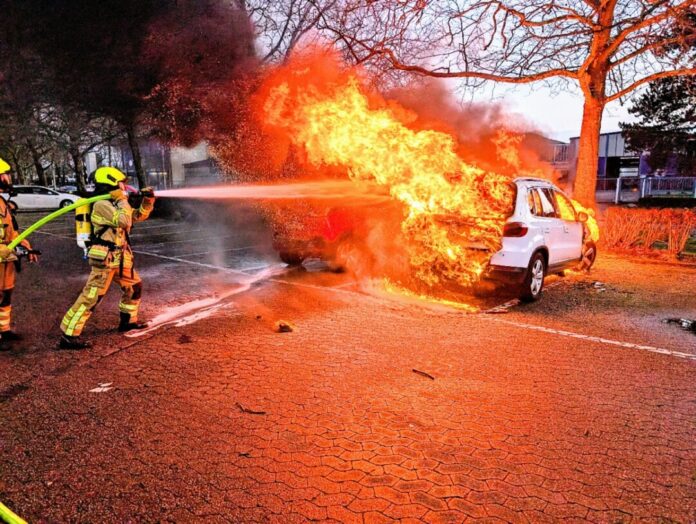 Ein brennendes Auto löste einen Feuerwehreinsatzbaus. Foto: FW Ratingen