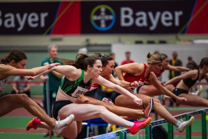 Katja-Lingen beim Hürdenlauf. Foto: Guido Alfes/TV Ratingen