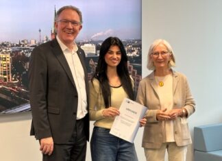 Bei der IHK Düsseldorf wurde Khlud Hussein (M.) geehrt. Foto: privat