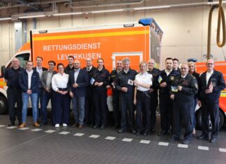 Starkes Team für den Aufbau des Telenotarztsystems „Bergisches Land“: Die Mitglieder der Steuerungsgruppe in der Hauptfeuer- und Rettungswache Leverkusen zusammen mit Vertretern der beteiligten Dienstleister. Foto: Feuerwehr Leverkusen
