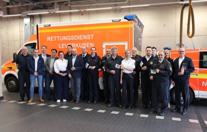 Starkes Team für den Aufbau des Telenotarztsystems „Bergisches Land“: Die Mitglieder der Steuerungsgruppe in der Hauptfeuer- und Rettungswache Leverkusen zusammen mit Vertretern der beteiligten Dienstleister. Foto: Feuerwehr Leverkusen