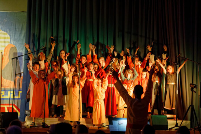 Der Kinderchor bei einem Auftritt. Foto: privat