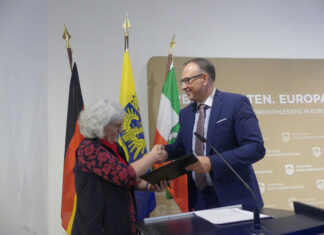 Die Kooperationsunterzeichnung ist Teil eines Projekt der Gedenkkultur - zu sehen sind Cornelia Stieler und Sebastian Wladarz. Foto: Haus Oberschlesien