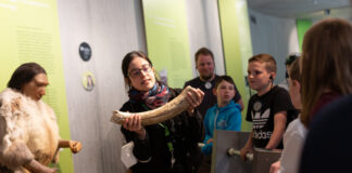 Schülerinnen und Schüler der Carl-Ruß-Schule aus Solingen erkunden als Kulturscouts das Neanderthal-Museum. Foto: F. Schardt