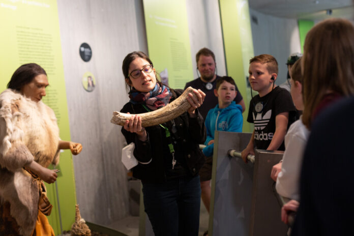 Schülerinnen und Schüler der Carl-Ruß-Schule aus Solingen erkunden als Kulturscouts das Neanderthal-Museum. Foto: F. Schardt