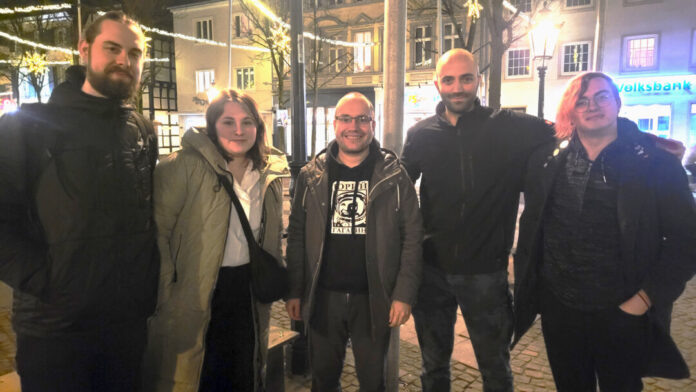 Max Raths, Alina Schmolke, Christof Mager (Kreisschatzmeister des KV Mettmann), Abdulrahman Almanoufi und Maximilian Erdmann. Foto: Linke Ratingen