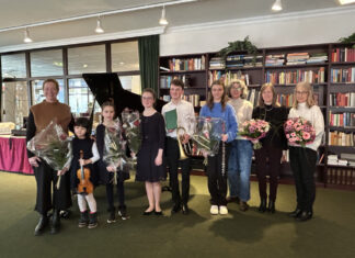Die Erkrather Jugendmusikschule hat ein Konzert im Erkrather Rosenhof gegeben (v.l.n.r.): Violinlehrerin Susanne Rosenstock, Christine Teinze, Johanna Kuschel, Sophia und Jonas Amelingmeyer, Smilla Dahl, die Musikschullehrerinnen Claudia Buchholtz-Thelen (Querflöte), Nina Hildebrand und Susanne Goldmann (Klavier). Foto: Stadt Erkrath