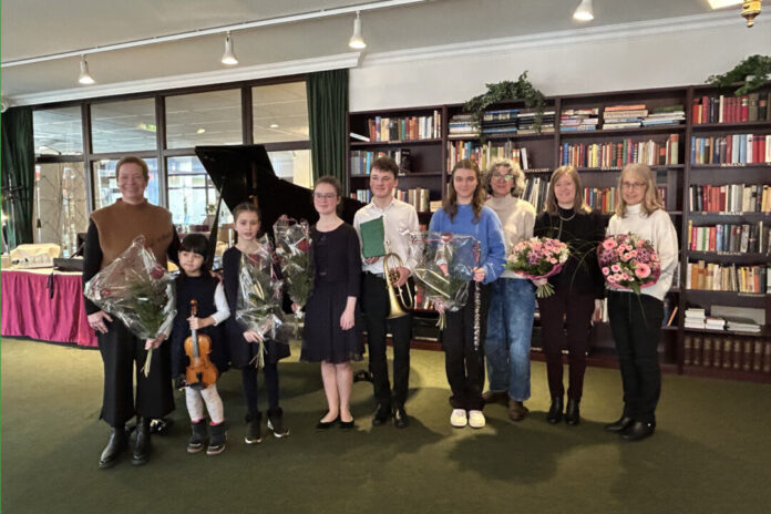 Matinee JMS im Rosenhof Die Erkrather Jugendmusikschule hat ein Konzert im Erkrather Rosenhof gegeben (v.l.n.r.): Violinlehrerin Susanne Rosenstock, Christine Teinze, Johanna Kuschel, Sophia und Jonas Amelingmeyer, Smilla Dahl, die Musikschullehrerinnen Claudia Buchholtz-Thelen (Querflöte), Nina Hildebrand und Susanne Goldmann (Klavier). Foto: Stadt Erkrath