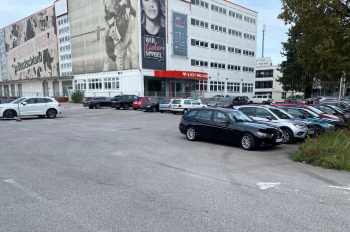 Am Standort des ehemaligen Möbelhauses Flamme an der Heinrich-Hertz-Straße in Unterfeldhaus entsteht ein neues Rechenzentrum, über dessen Abwärme die Wärmeversorgung des Gewerbegebietes Unterfeldhaus klimafreundlicher werden soll. Foto: Stadt Erkrath