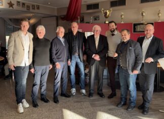 Im Mittelpunkt des Neujahrsempfangs des Netzballvereins Velbert standen die Ehrungen für langjährige Vereinszugehörigkeit: Von links nach rechts: Nick Franke (2. NBV-Vorsitzender), Dieter Richrath, Rolf Wesser, Dirk Lukrafka (Bürgermeister), Hänns Breitgraf, Tom Schönenberg (1. NBV-Vorsitzender) , Lothar Schmidt-Sicking und Mark Höhfeld. Foto: privat