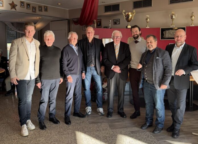 Im Mittelpunkt des Neujahrsempfangs des Netzballvereins Velbert standen die Ehrungen für langjährige Vereinszugehörigkeit: Von links nach rechts: Nick Franke (2. NBV-Vorsitzender), Dieter Richrath, Rolf Wesser, Dirk Lukrafka (Bürgermeister), Hänns Breitgraf, Tom Schönenberg (1. NBV-Vorsitzender) , Lothar Schmidt-Sicking und Mark Höhfeld. Foto: privat