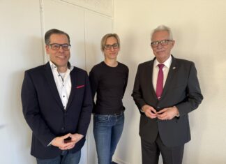 Jessica Werner und Sascha Becker (l.) mit Landrat und Schirmherr Thomas Hendele. Foto: Kreisverkehrswacht