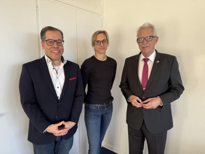 Jessica Werner und Sascha Becker (l.) mit Landrat und Schirmherr Thomas Hendele. Foto: Kreisverkehrswacht