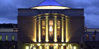 Das Opernhaus in Wuppertal-Barmen bei Nacht. Foto: Andreas Fischer