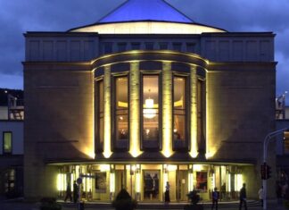 Das Opernhaus in Wuppertal-Barmen bei Nacht. Foto: Andreas Fischer