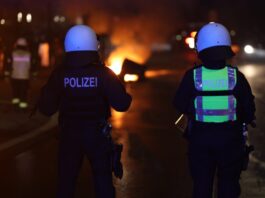 Silvester: Polizei zeigt Präsenz – Einsatzhundertschaft hilft in Erkrath Die Polizei im Einsatz in Erkrath. Foto: Feuerwehr Erkrath