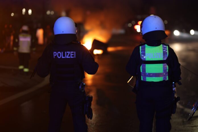 Die Polizei im Einsatz in Erkrath. Foto: Feuerwehr Erkrath
