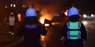 In der Silvesternacht wurde Einsatzkräfte der Feuerwehr Erkrath von der Polizei geschützt. Foto: FW Erkrath