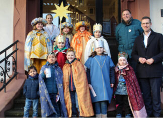 Bürgermeister Christoph Schultz empfing die Sternsinger der Erkrather Pfarrgemeinschaft St. Johannes der Täufer und Mariä Himmelfahrt im Rathaus. Foto: Stadt Erkrath