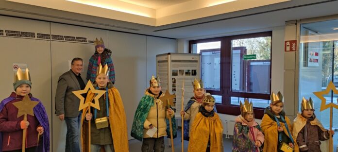 Die Kinder überbrachten im Rathaus den Segen. Foto: Stadt Wülfrath