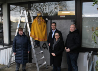 Die Hochdahler Sternsinger brachten auch in diesem Jahr Gottes Segen zur Stadtverwaltung sowie zur Feuer- und Rettungswache in Hochdahl. Bürgermeister Christoph Schultz (3.v.r.), die stellvertretende Bürgermeisterin Regina Wedding (1.v.l.) und ihr Kollege Marc Göckeritz (1.v.r.) sowie die Technische Beigeordnete Carola Beck (2.v.r.) freuten sich über den traditionellen Besuch. Foto: Stadt Erkrath