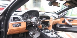 Unbekannte brachen in Autos ein und bauten Teile aus. Foto: Polizei/Symbolbild