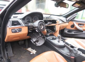 Unbekannte brachen in Autos ein und bauten Teile aus. Foto: Polizei/Symbolbild